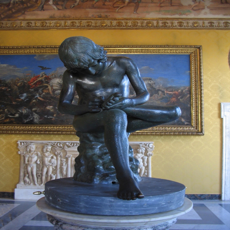 Matibay na Panlabas na Marble na Eskultura ng Tao ng Isang Batang Lalaking Bumubunot ng Tinik sa Kanyang Paa, European Design