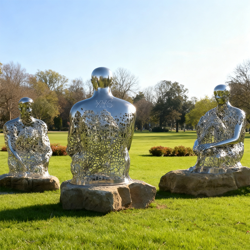 Sandali ng Insight Openwork Seated Figure Sculpture